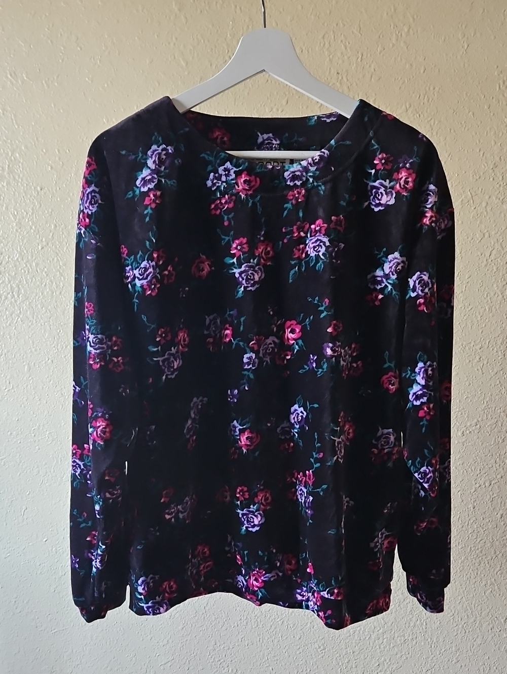 Vintage Jaclyn Smith Sport Women's Black Floral Velvet Long-Sleeve